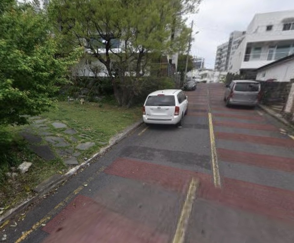 건물 오른편(갓길)